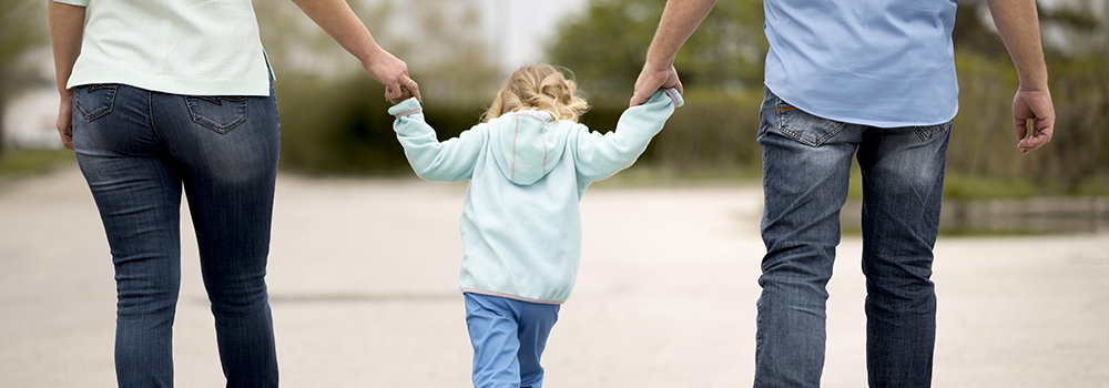Illustration de deux parents qui adoptent un enfant