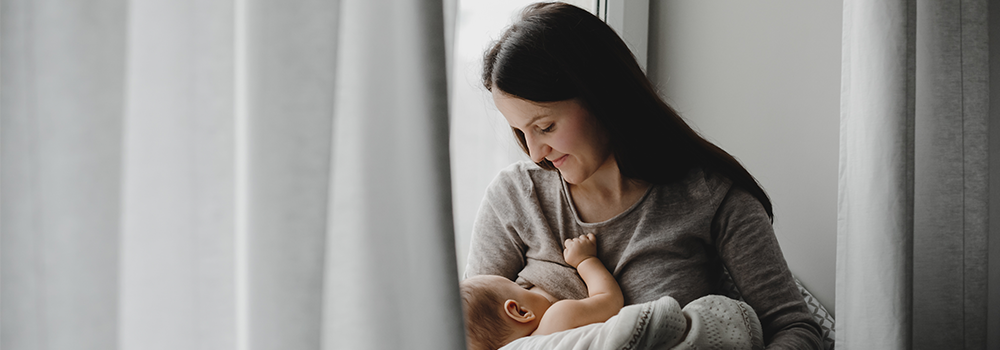 Illustration d'une femme qui allaite son enfant 