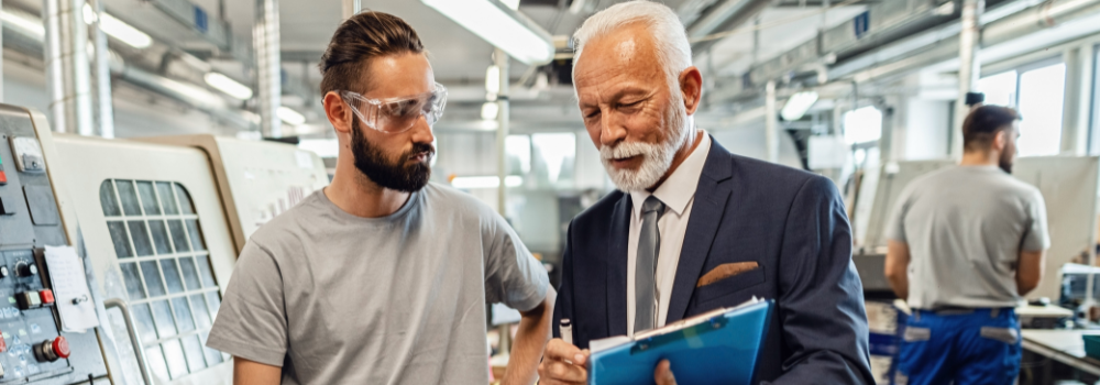 Un employé et son employeur sur un site industriel