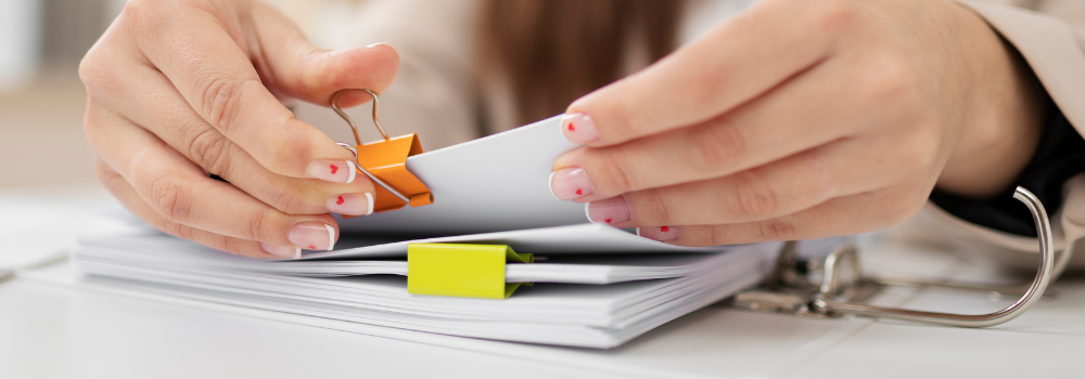 jeune femme entrain d'organiser des documents