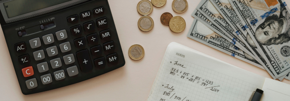 Calculatrice, argent et carnet de note 