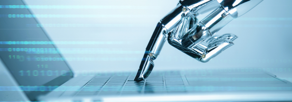 Main d'un robot sur un clavier d'ordinateur
