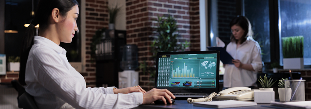 Illustration d'une personne qui travaille avec de l'IA