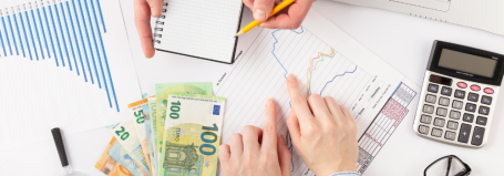 Deux personnes entrain de calculer et analyser des salaires