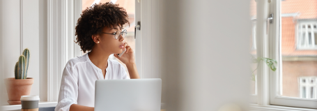 Illustration d'une personne qui télétravail 