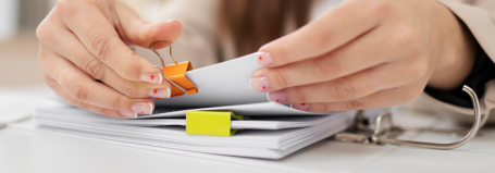 jeune femme entrain d'organiser des documents