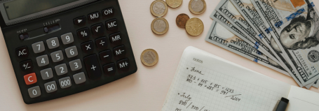 Calculatrice, argent et carnet de note 