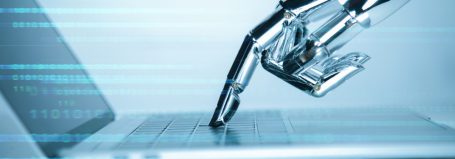 Main d'un robot sur un clavier d'ordinateur