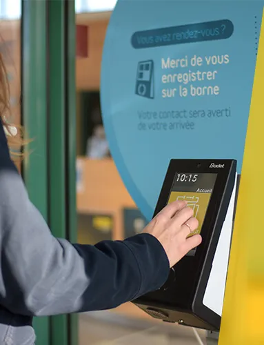Une badgeuse qui contrôle l’accès et la sécurisation de vos locaux