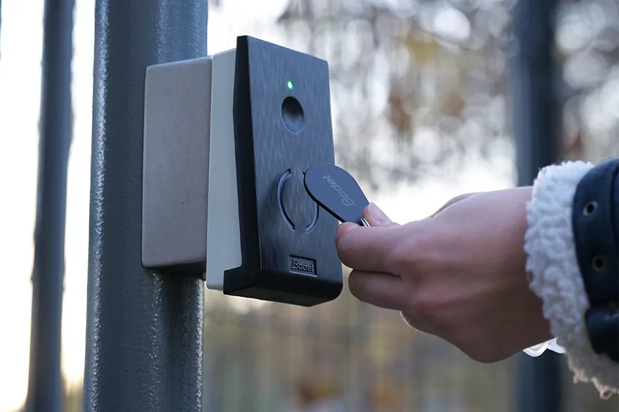 Clocking in via a Kelio access control reader to boost security at a company building entry.
