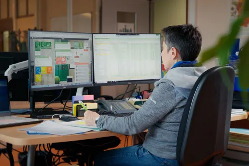 Personne dans un bureau 