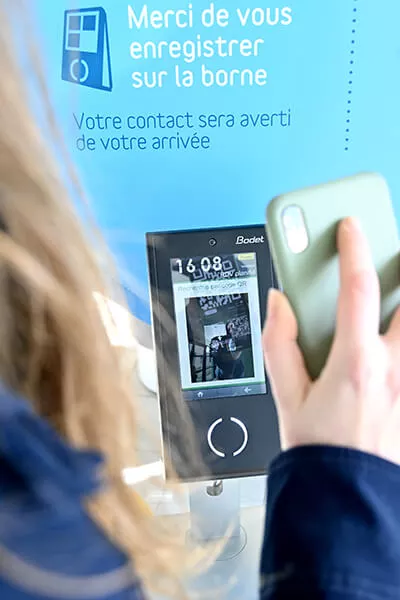 Badgeuse d'accès pour accueil des visiteurs