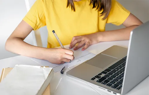 Illustration d'une personne qui rédige une attestation 