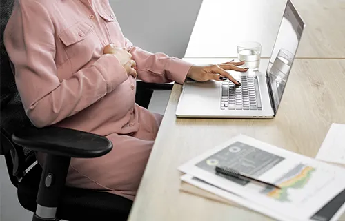 Illustration d'une femme enceinte au travail