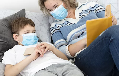 Illustration d'un enfant malade avec sa maman 