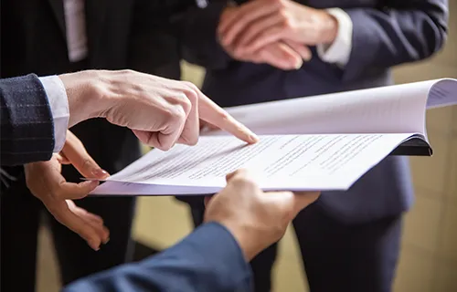 Illustration d'employeurs qui regardent les droits des congés de fractionnement 