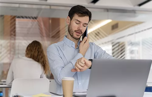 Illustration d'un salarié qui regarde sa montre