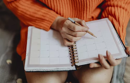 Illustration d'une personne qui regarde les jours fériés dans son agenda