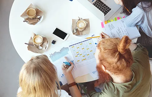 Illustration d'une équipe qui réalise un planning 