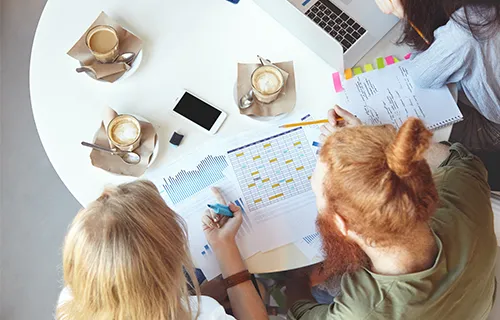 Illustration d'une équipe qui réalise un planning 