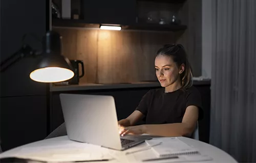 Illustration d'une personne qui travaille la nuit 