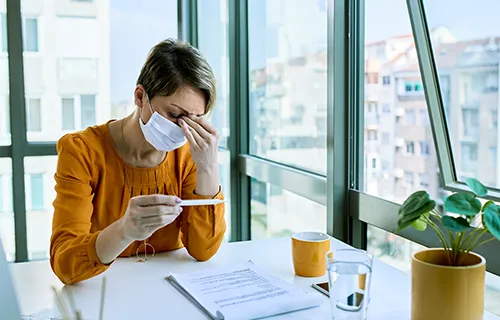 Illustration d'un salarié malade 