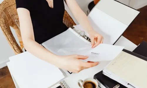 Femme rangeant des documents dans un classeur
