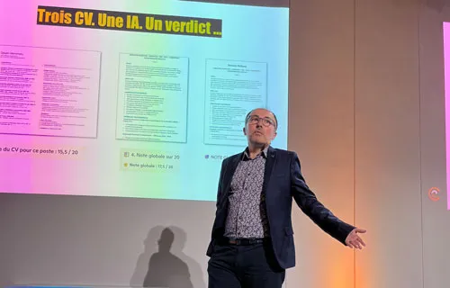 Sylvain Montmory, sur scène, présentant son verdict concernant le tri de 3 CV