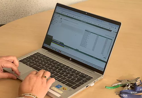 Interface du logiciel Kelio sur ordinateur portable utilisée pour la gestion des temps et la paie chez Aequs Aerospace.
