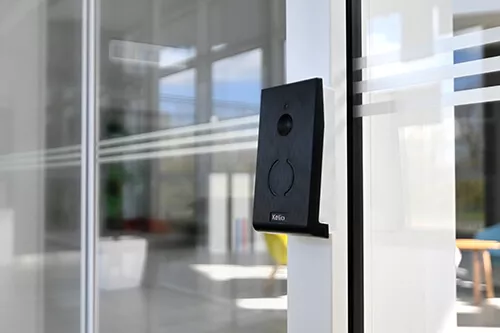 Une badgeuse Kelio contrôlant l'accès d'un bâtiment