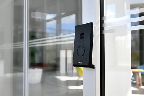 Une badgeuse Kelio contrôlant l'accès d'un bâtiment